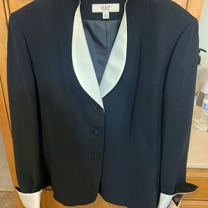 Nice ladies suit. Jacket & skirt